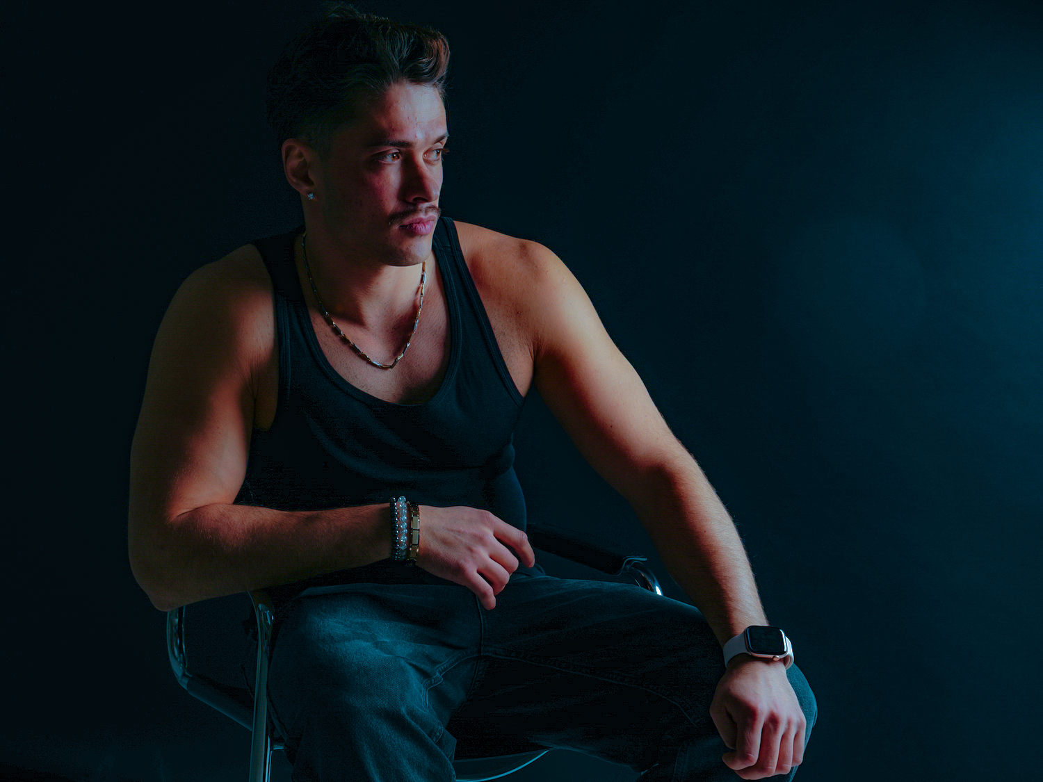 Männliches Model posiert im Studio, dunkler Hintergrund, Tank-Top, Fotograf Aachen