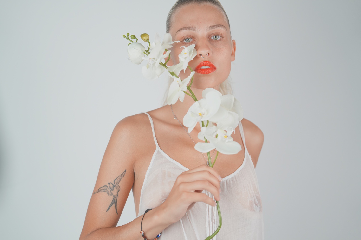 Dessous-Fotoshooting, Act-Fotografie, Rote Lippen, Blume in der Hand, Fotograf Aachen