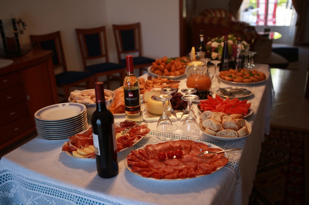 Hochzeitsbuffet mit verschiedenen Speisen, Hochzeitsfotograf Aachen