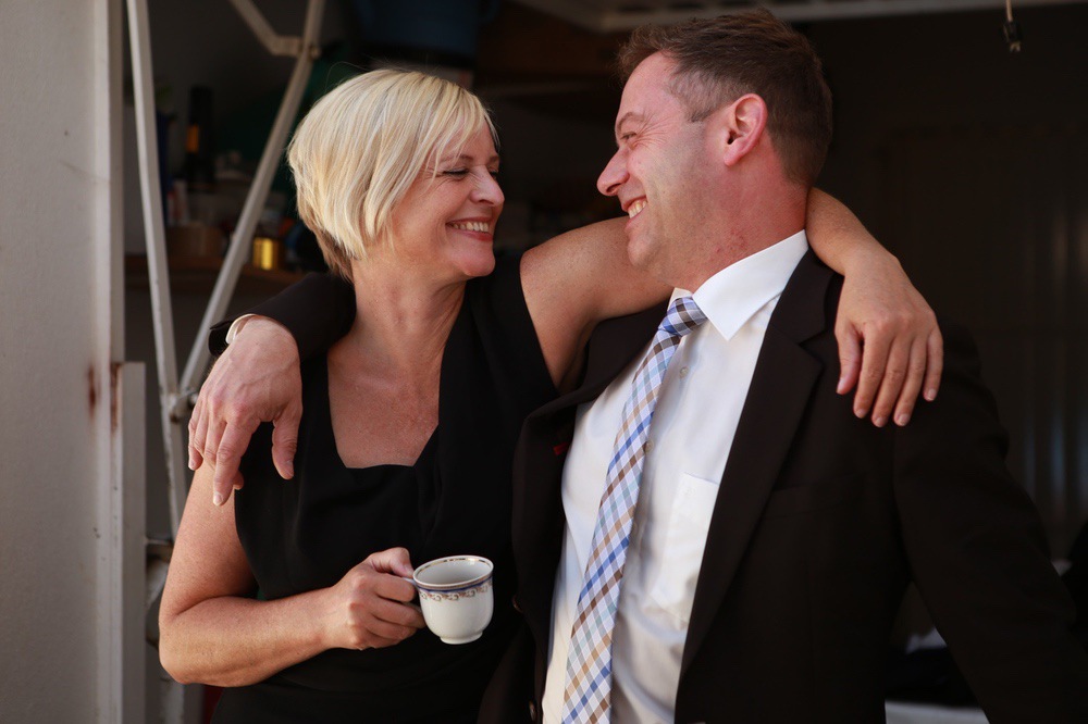 Hochzeitsgaeste beim Lachen in der Location, Hochzeitsfotograf Aachen