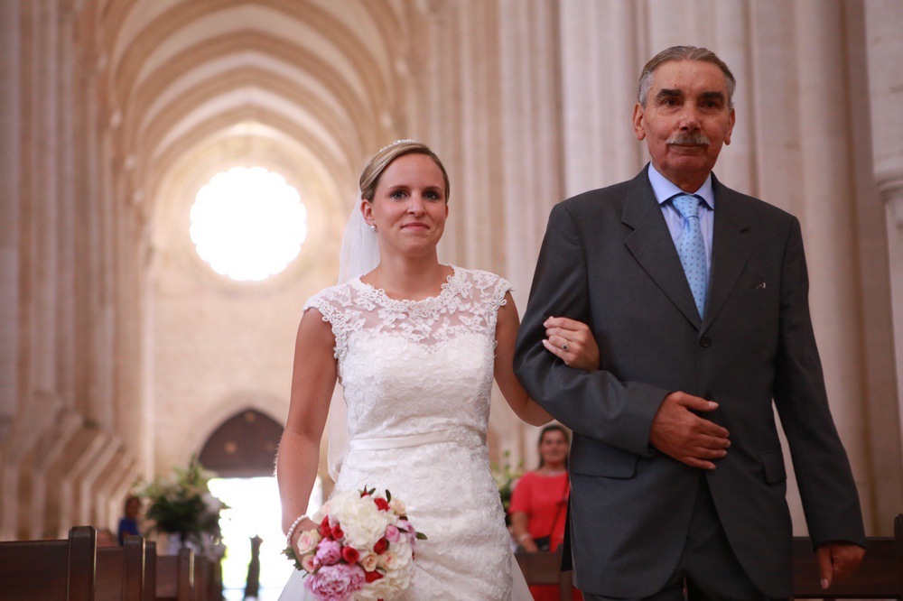 Braut in Begleitung zum Traualtar, Hochzeitsfotograf Aachen