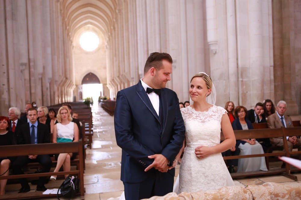 Brautpaar in der Kirche bei der Trauung, Familie sitzt im Hintergrund, Hochzeitsfotograf Aachen