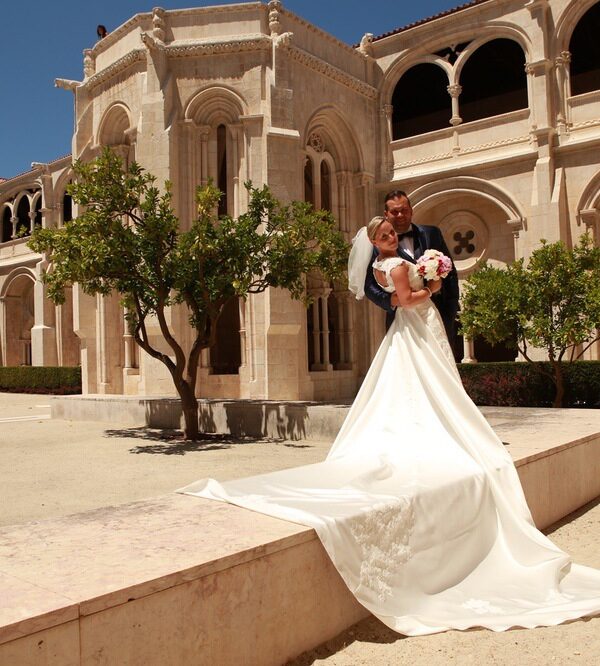 Brautpaar arm in arm im Innenhof der Kirche, Hochzeitsfotograf Aachen