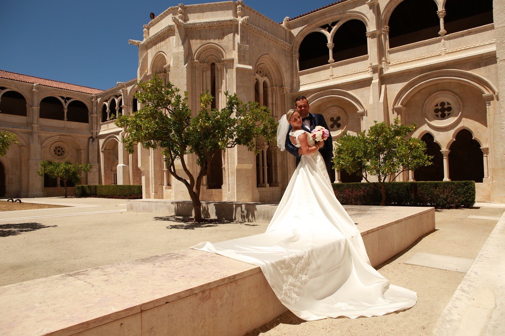 Brautpaar arm in arm im Innenhof der Kirche, Hochzeitsfotograf Aachen