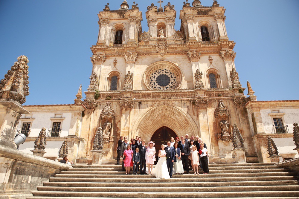 Brautpaar mit Familie vor der Kirche, Hochzeitsfotograf Aachen