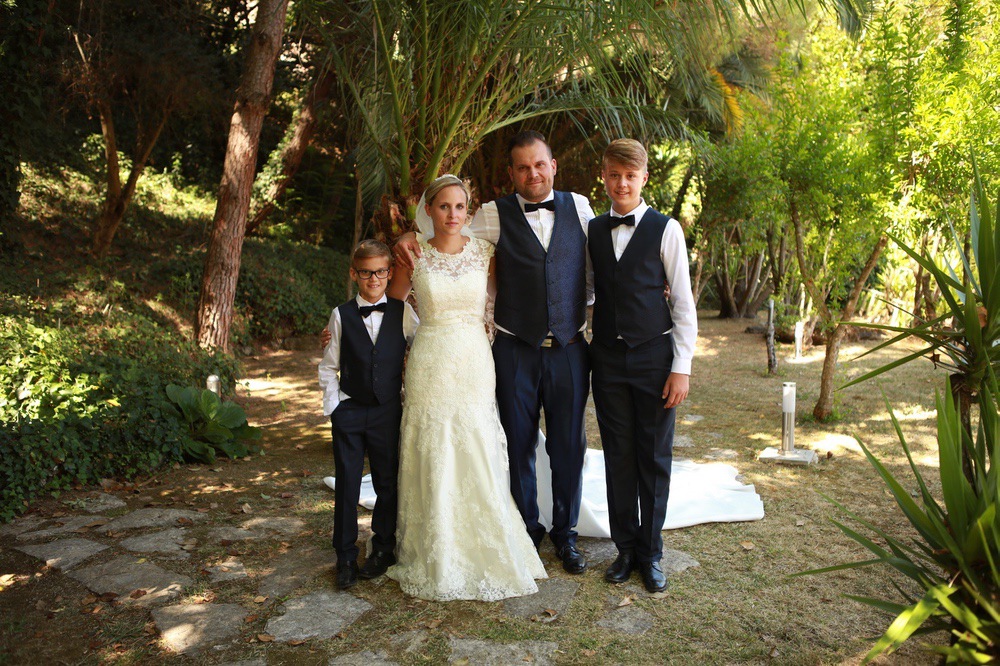 Familienfoto mit dem Brautpaar und den Kindern, Hochzeitsfotograf Aachen