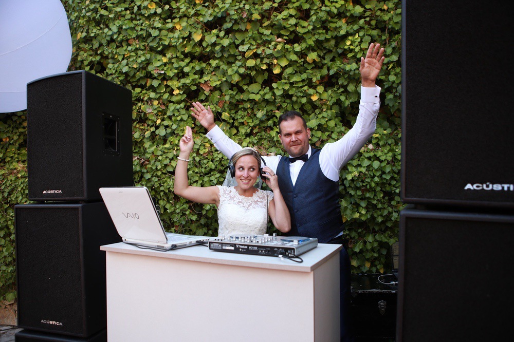 Brautpaar am DJ Pult, Hochzeitsfotograf Aachen