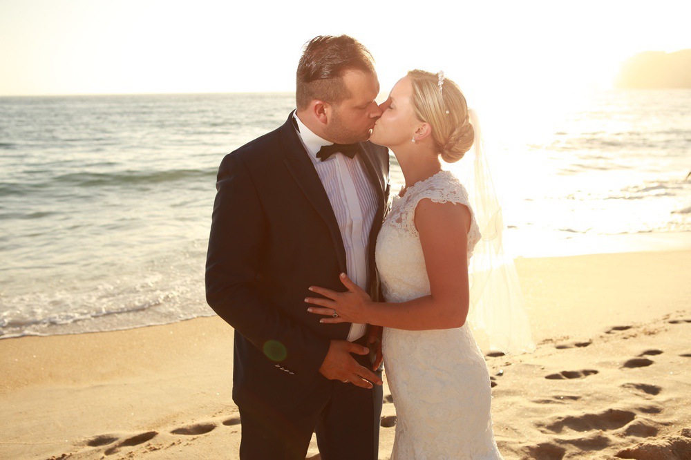 Brautpaar beim Kuss am Strand, Hochzeitsfotograf Aachen