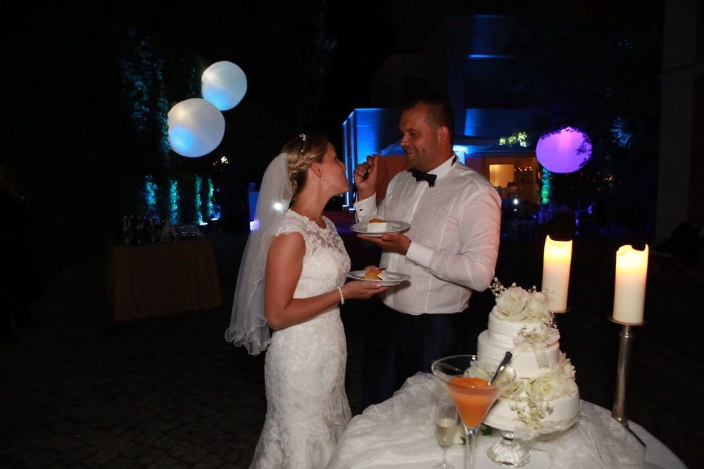 Brautpaar beim Kuchen essen am Abend, Hochzeitsfotograf Aachen